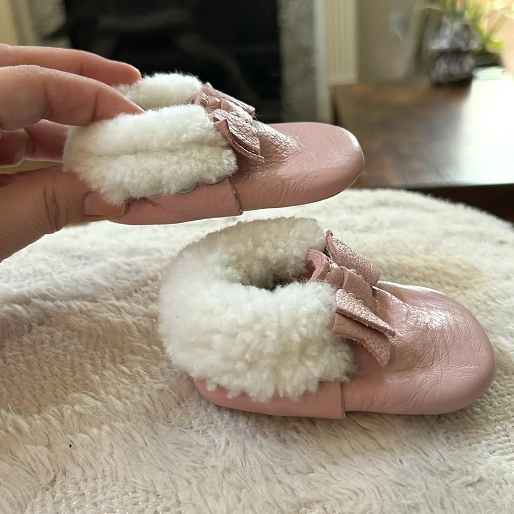 Like new Freshly Picked premium leather Sherpa lined baby infant moccasi…